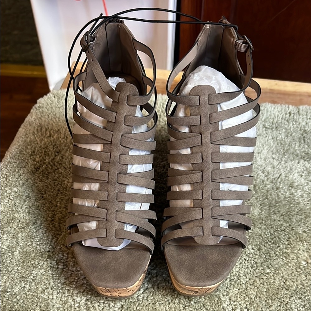 Women’s sz 6.5M POP west mushroom wedge heels